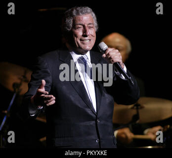 Tony Bennett esegue in concerto al Broward Center for the Performing Arts di Fort Lauderdale, Florida il 29 marzo 2005. Foto Stock