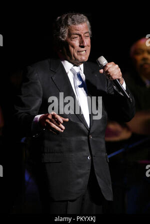 Tony Bennett esegue in concerto al Broward Center for the Performing Arts di Fort Lauderdale, Florida il 29 marzo 2005. Foto Stock