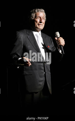 Tony Bennett esegue in concerto al Broward Center for the Performing Arts di Fort Lauderdale, Florida il 29 marzo 2005. Foto Stock