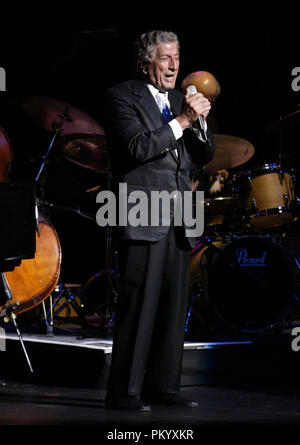 Tony Bennett esegue in concerto al Broward Center for the Performing Arts di Fort Lauderdale, Florida il 29 marzo 2005. Foto Stock