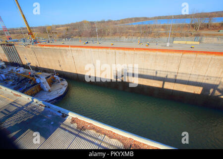 Il WELLAND, ONTARIO-27 APRILE 2018: Le navi che attraversano il Welland Canal Foto Stock