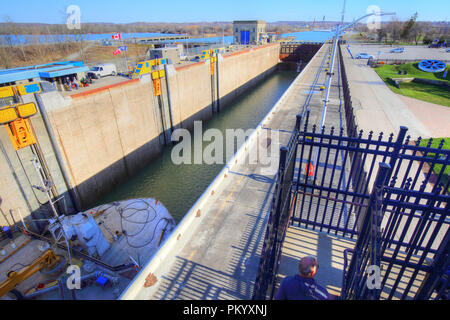 Il WELLAND, ONTARIO-27 APRILE 2018: Le navi che attraversano il Welland Canal Foto Stock