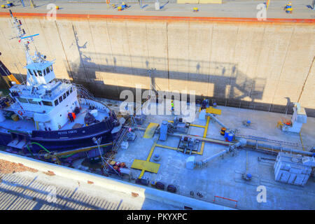 Il WELLAND, ONTARIO-27 APRILE 2018: Le navi che attraversano il Welland Canal Foto Stock