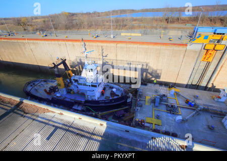 Il WELLAND, ONTARIO-27 APRILE 2018: Le navi che attraversano il Welland Canal Foto Stock