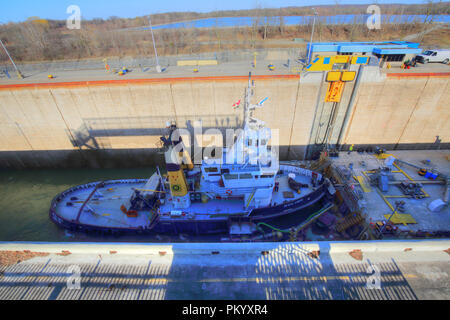 Il WELLAND, ONTARIO-27 APRILE 2018: Le navi che attraversano il Welland Canal Foto Stock