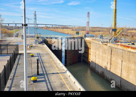 Il WELLAND, ONTARIO-27 APRILE 2018: Le navi che attraversano il Welland Canal Foto Stock