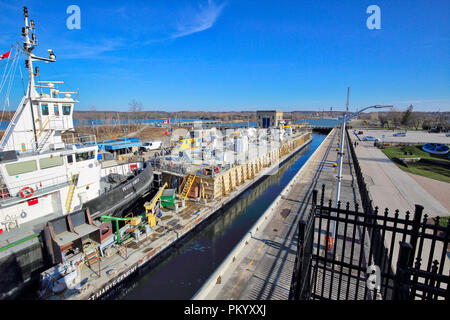 Il WELLAND, ONTARIO-27 APRILE 2018: Le navi che attraversano il Welland Canal Foto Stock