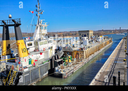 Il WELLAND, ONTARIO-27 APRILE 2018: Le navi che attraversano il Welland Canal Foto Stock