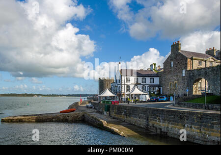 Il porto e la parete di Anglesey Pub di Caernarvon, Galles del Nord Foto Stock