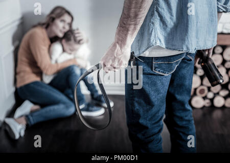 Uomo Forte tenendo un nastro in una mano Foto Stock
