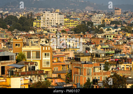 Vista sulla regione densamente popolata area residenziale Lazimpat, Kathmandu, Nepal Foto Stock