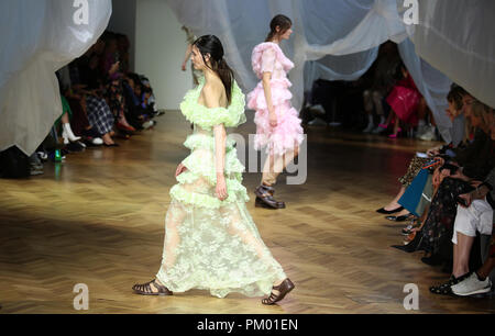 I modelli sulla passerella durante la Preen di Thornton Bregazzi London Fashion Week Settembre 2018 mostrano a Lindley Hall di Londra Foto Stock