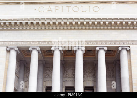 Close-up delle colonne ioniche del capitale nella Vecchia Havana Cuba il 28 agosto 2018 Foto Stock