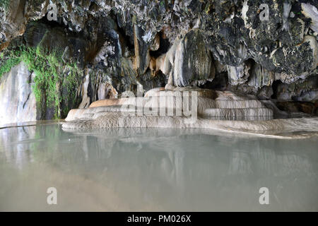 Armenia, formazioni rocciose nella grotta con acqua calda naturale, sotto " mali " ponte vicino Tatev Foto Stock