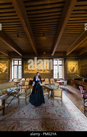 Il castello di Sassenage, Isere, Francia - 15 Settembre 2018 : Giornate del patrimonio europeo, donne tour guida con antichi vestiti nella stanza principale con dipinti e Foto Stock