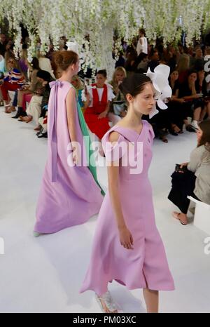 I modelli sulla passerella durante la Delpozo London Fashion Week SS19 show tenutosi a 66 Portland Place, Londra. Foto Stock