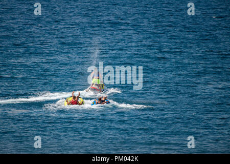 Jet ski tirando due tubi in acqua Foto Stock