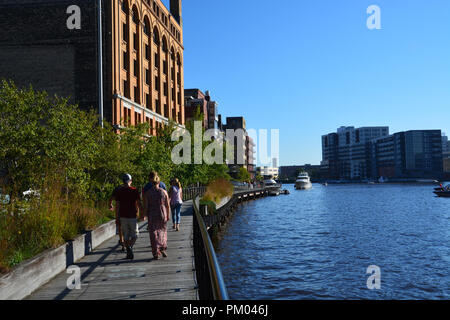 Ristoranti e high end condos linea l'area che una volta era un distretto warehouse lungo il Milwaukee River Walk. Foto Stock