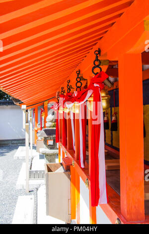 Campana giapponese cravatta con tessuto all'interno della Fushimi Inari Santuario è il famoso Santuario Shinto a Kyoto, in Giappone. Foto Stock