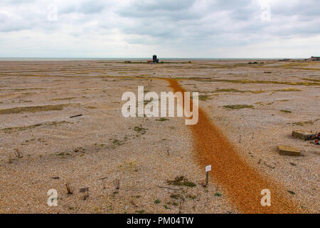 Guardando verso il nero faro sulla Orford Ness, Suffolk in Inghilterra. Da la bomba balistica edificio. Foto Stock