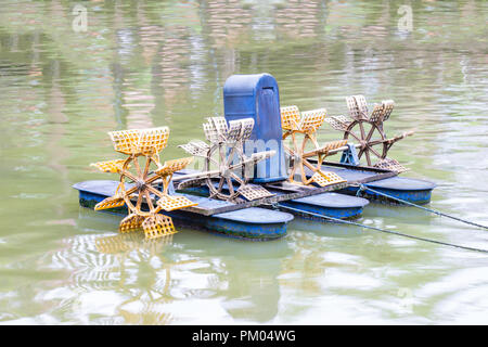 Idraulico turbina di acqua per aumentare l'ossigeno nel laghetto di acqua, Thailandia. Foto Stock