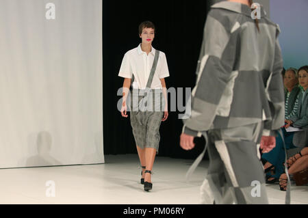 Un modello sulla passerella durante la Chalayan London Fashion Week SS19 mostrano a Sadler's Wells Theatre, Londra Foto Stock