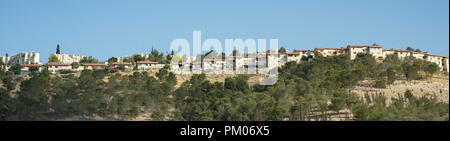 Case di Gerusalemme sulla collina colpo da sotto il livello della strada Foto Stock