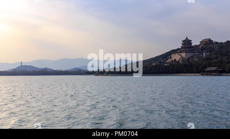 Vista panoramica del Palazzo d'Estate a Pechino, Cina su una serata primaverile nel 2018. Foto Stock