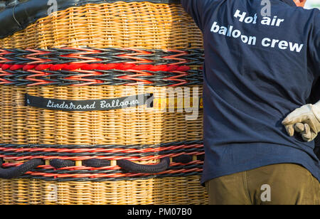 Mongolfiera in equipaggio con cestello preparare una mongolfiera a Longleat Sky Safari, Wiltshire, Regno Unito nel mese di settembre Foto Stock