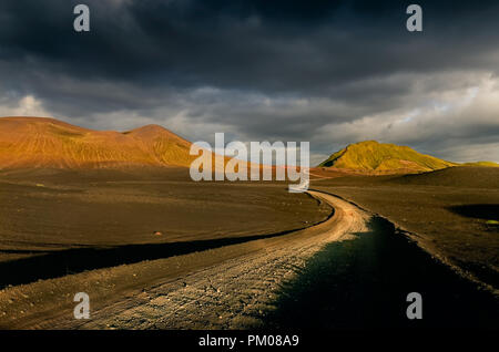 Vista del paesaggio di Lndmannalaugar montagne vulcaniche e la strada, Islanda, Europa Foto Stock