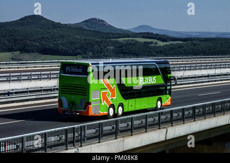 Autobus Flixbus su un ponte autostradale vista campagna, Repubblica Ceca Foto Stock