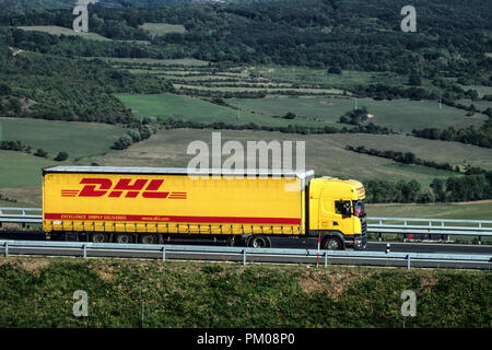 DHL Truck in autostrada, servizio di consegna in Repubblica Ceca Foto Stock