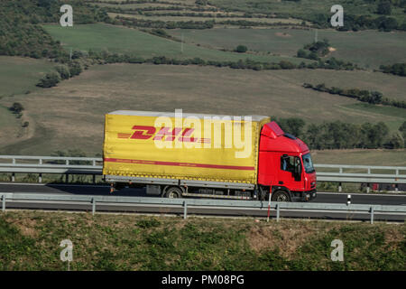 DHL camion su autostrada, Repubblica Ceca Foto Stock