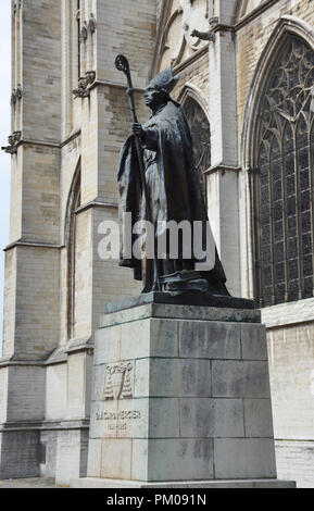 Statua del Cardinal Mercier vicino a st. Michaels e st. Cattedrale di Gudula a Bruxelles, in Belgio Foto Stock