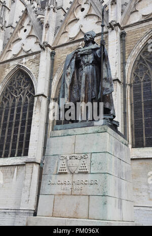 Statua del Cardinal Mercier vicino a st. Michaels e st. Cattedrale di Gudula a Bruxelles, in Belgio Foto Stock