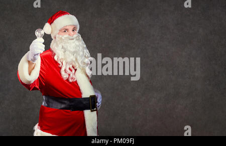 Babbo Natale con una lampada su un Natale. Foto Stock