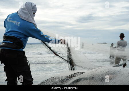 Di Banda Aceh e Aceh, Indonesia - 16 Settembre 2018: gruppo di pescatori tira manualmente i loro net fuori dall'oceano a Gampong Jawa Beach, Banda Aceh Foto Stock