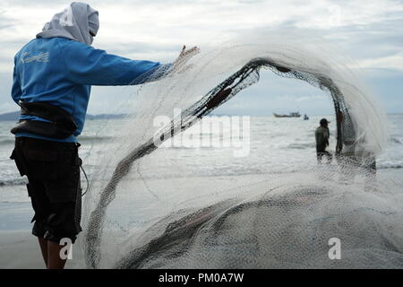 Di Banda Aceh e Aceh, Indonesia - 16 Settembre 2018: gruppo di pescatori tira manualmente i loro net fuori dall'oceano a Gampong Jawa Beach, Banda Aceh Foto Stock