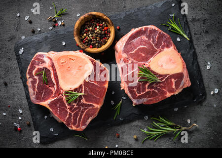 Materie bistecca osso bucco su nero. Carni di marmo. Foto Stock