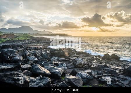 Alba sul sud del litorale di Kauai con Haupu Mountain in background Foto Stock