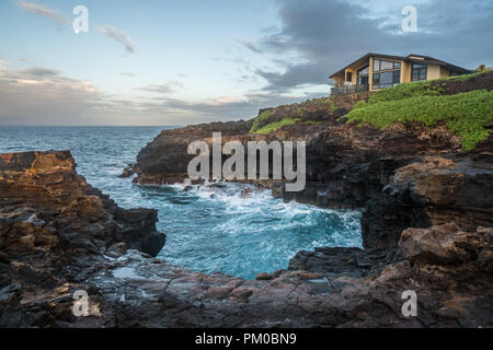 Una roccia cove formata da una forma ripiegata tubo di lava in Kauai più a sud point Foto Stock