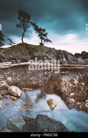 I bellissimi paesaggi di Bowen Isola nel Pacifico nord-ovest lungo le coste di Vancouver, con paesaggi marini, autunno cadono e vista sulla foresta. Foto Stock