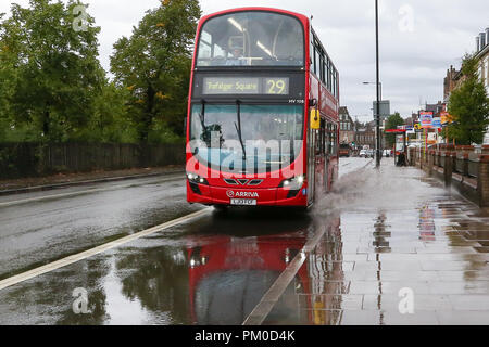 Una unità bus attraverso una strada allagata a Finsbury Park, Nord di Londra dopo un pesante acquazzone nella capitale. Dotato di: atmosfera, vista in cui: Londra, Regno Unito quando: 16 Ago 2018 Credit: Dinendra Haria/WENN Foto Stock