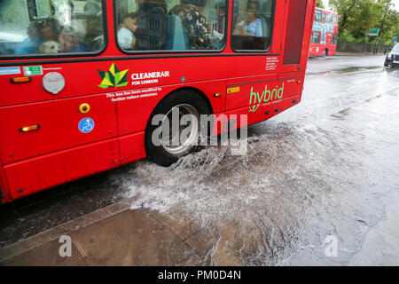 Una unità bus attraverso una strada allagata a Finsbury Park, Nord di Londra dopo un pesante acquazzone nella capitale. Dotato di: atmosfera, vista in cui: Londra, Regno Unito quando: 16 Ago 2018 Credit: Dinendra Haria/WENN Foto Stock