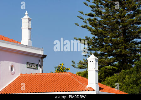 Tavira, Algarve Portogallo, cilindrica, prismatica, di forma quadrata o rettangolare, semplice o elaborato, il Algarvian camini sono una caratteristica tipica di Algarve Foto Stock