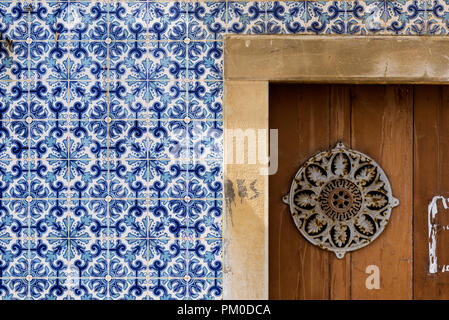 Vecchio ghisa rosette e parete ricoperta con azulejos su una casa a Tavira, Algarve, PORTOGALLO Foto Stock