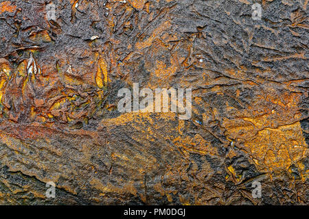 Nero con marrone parete sconnessa stucco background texture. Parete decorativa vernice Foto Stock
