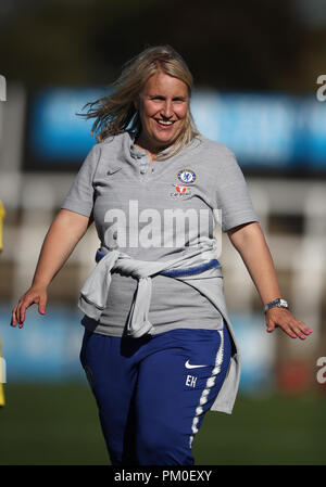 Chelsea womenÕs manager Emma Hayes sorridendo dopo la loro vittoria durante la FA pneumatici Continental Cup match a Hayes Lane, Bromley. Foto Stock