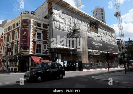 Una corona luogo sito in costruzione e il Flying Horse pub tradizionale su Sun Street vicino a Finsbury Square nella città di Londra UK KATHY DEWITT Foto Stock