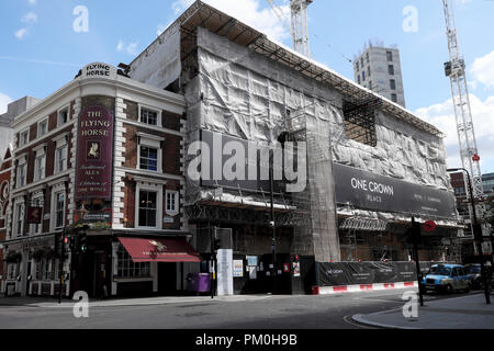 Una corona luogo sito in costruzione e il Flying Horse pub tradizionale su Sun Street nella città di Londra UK KATHY DEWITT Foto Stock